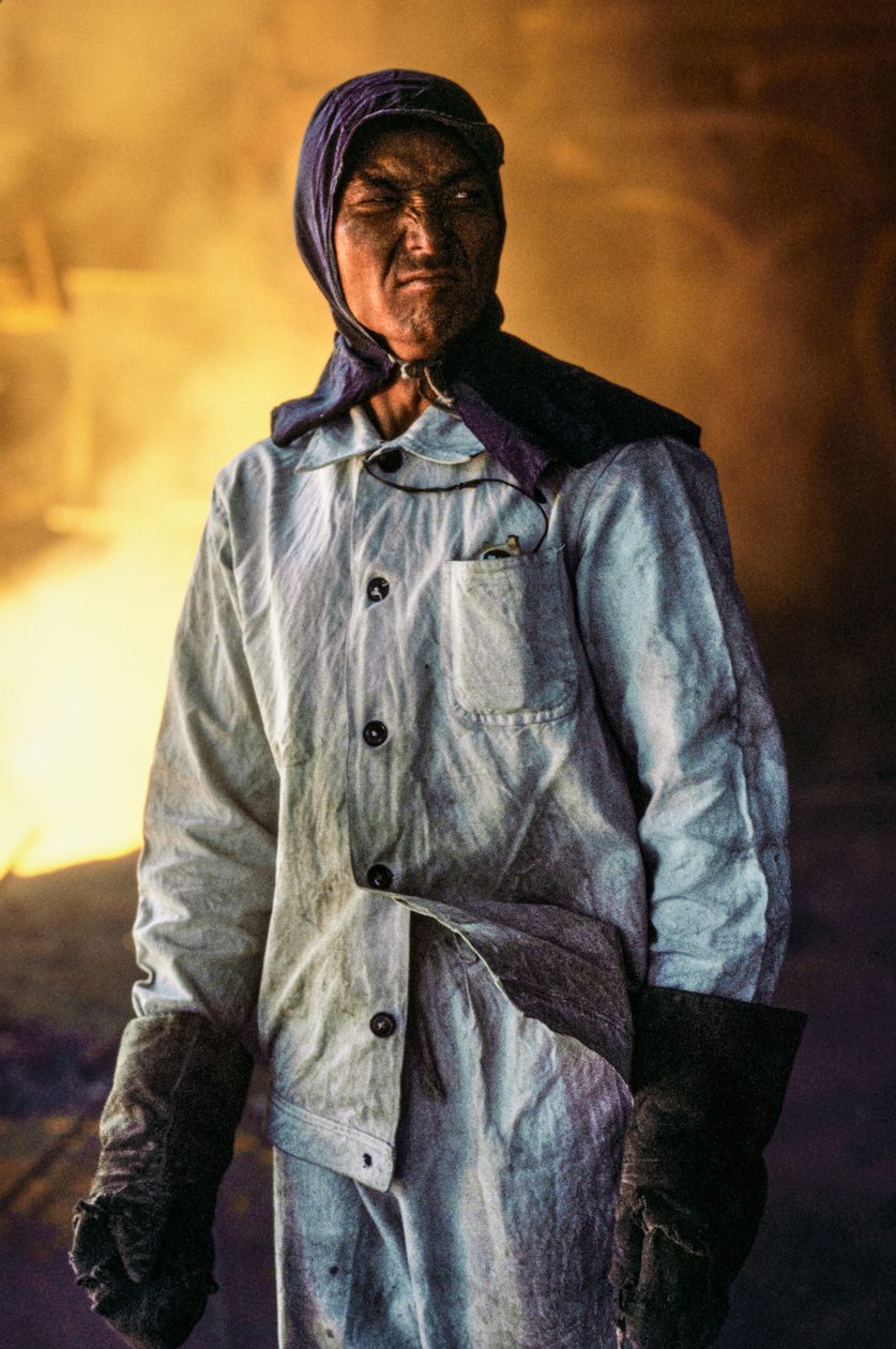 Chinesischer Stahlarbeiter in Schutzkleidung in einem Stahlwerk in China von James L Stanfield