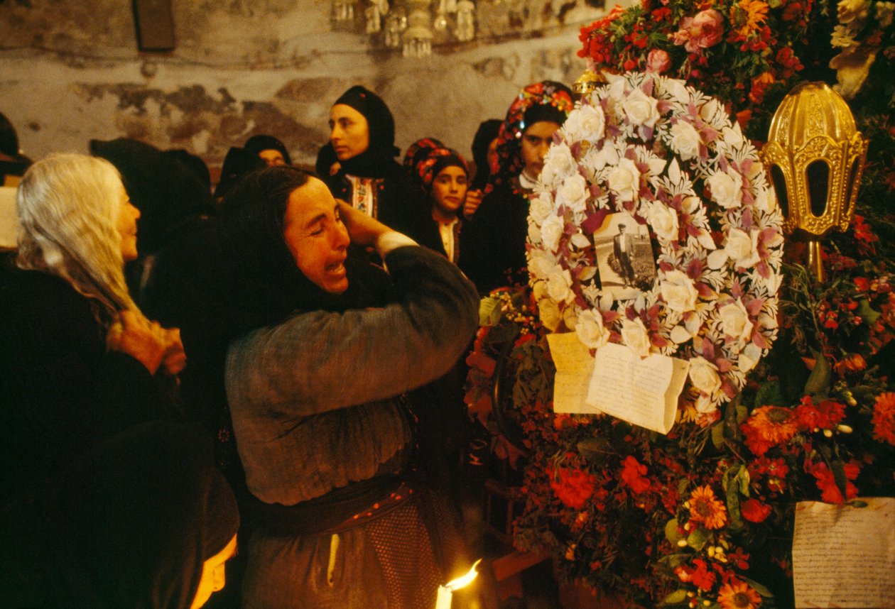 Trauer bricht am Karfreitag aus, als Frauen um verstorbene Angehörige trauern. Olimbos, Karpathos, Griechenland. von James L Stanfield