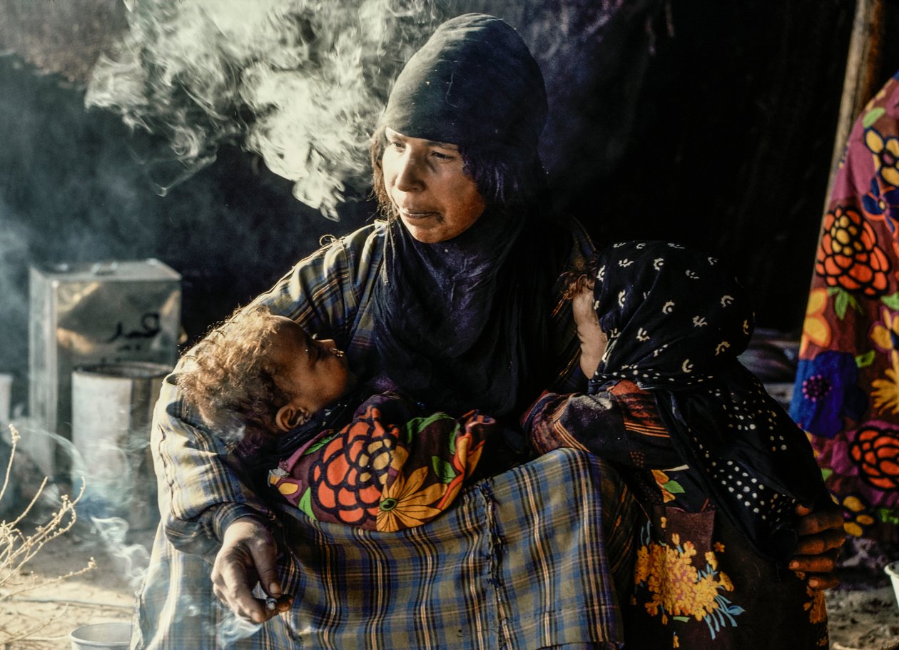 Syrische Beduinenfrau mit ihren kleinen Kindern in einem Zelt von James L Stanfield