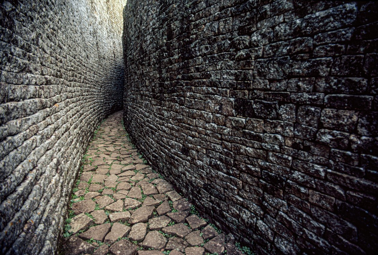 Die Ruinen von Groß-Simbabwe wurden zwischen 1250 n. Chr. erbaut von James L Stanfield