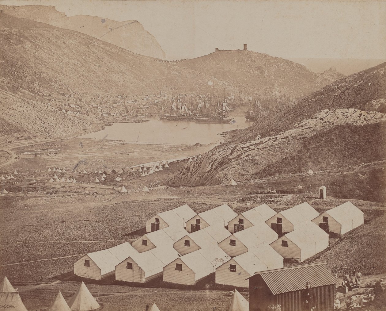 Lager mit Balaklawa-Hafen in der Ferne von James Robertson