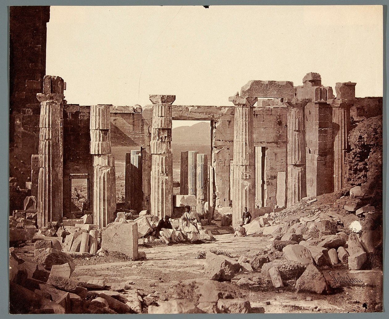 „Innenraum der Propyläen“ [Athen. Akropolis - Propyläen] von James Robertson
