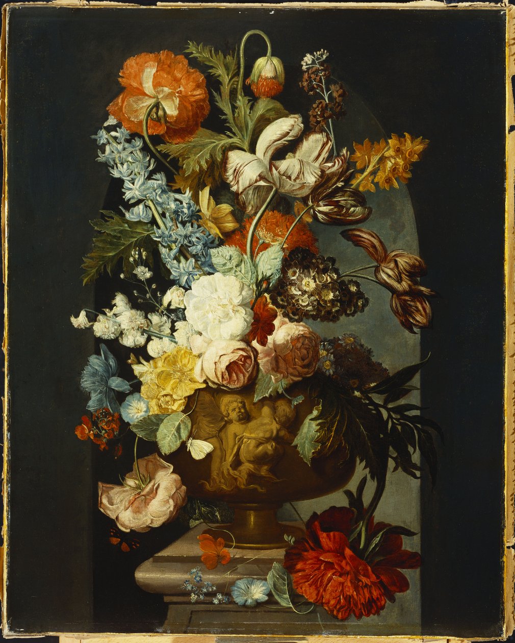 Tulpen, Rosen, Hyazinthe, Aurikel und andere Blumen in einer skulptierten Urne auf einem Steinsockel in einer Nische von Jan van Huysum