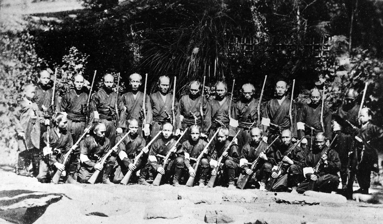 Eine Truppe japanischer Soldaten, um 1860er Jahre von Japanese Photographer