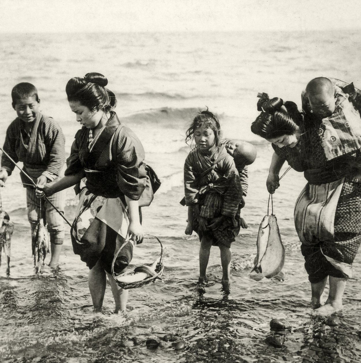 Mütter und Kinder beim Angeln, um 1900 von Japanese Photographer