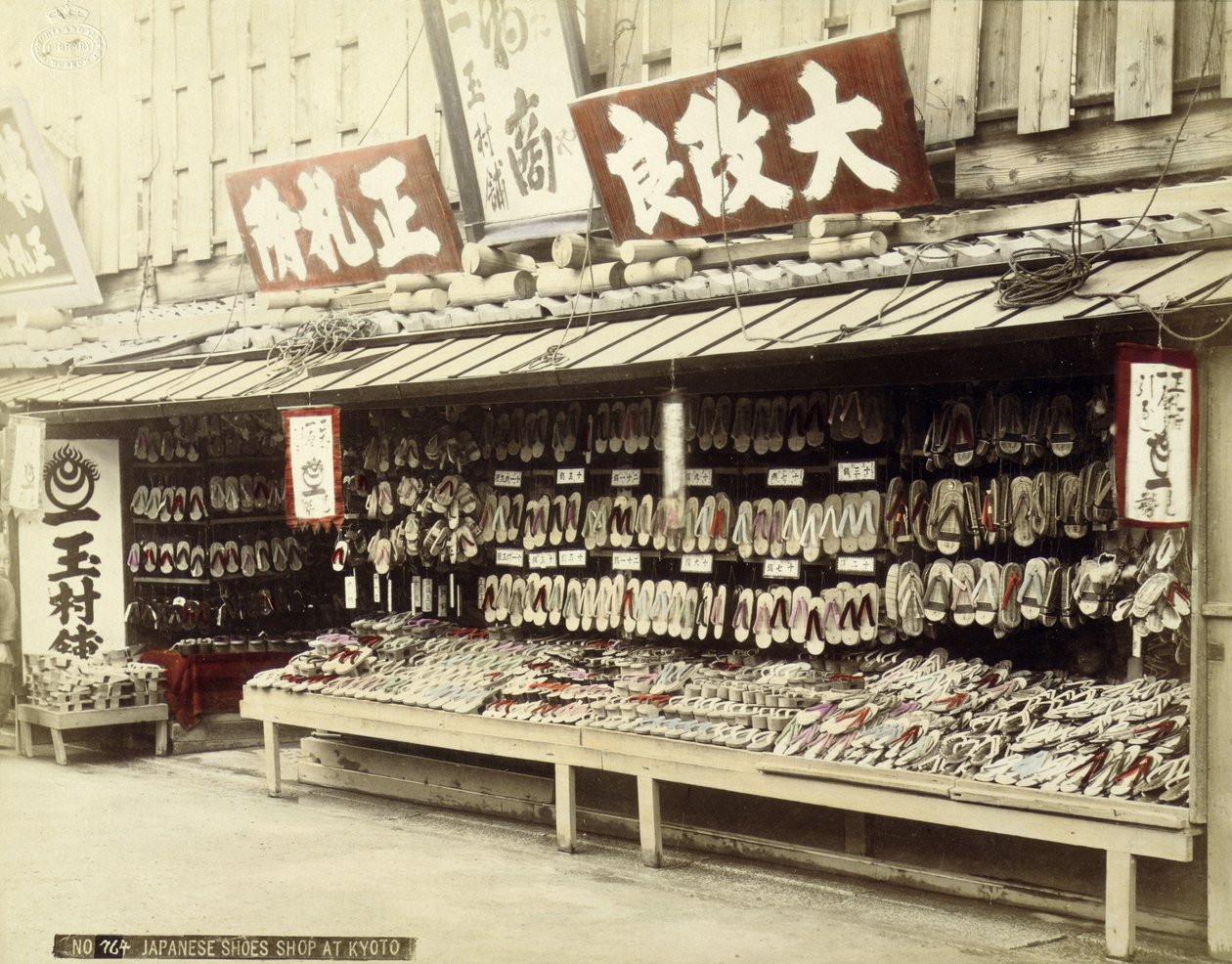 Schuhgeschäft in Kyoto, um 1890 von Japanese Photographer