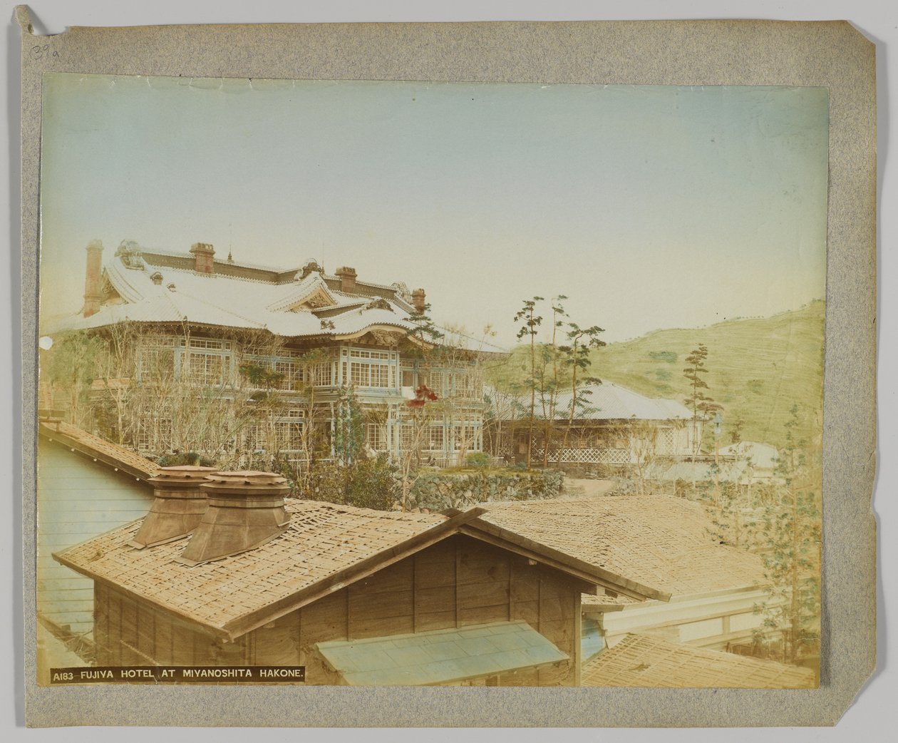 Fujiya-Hotel, Miyanoshita, Hakone, Präfektur Kanagawa, Japan (handkoloriertes s/w Foto) von Japanese Photographer