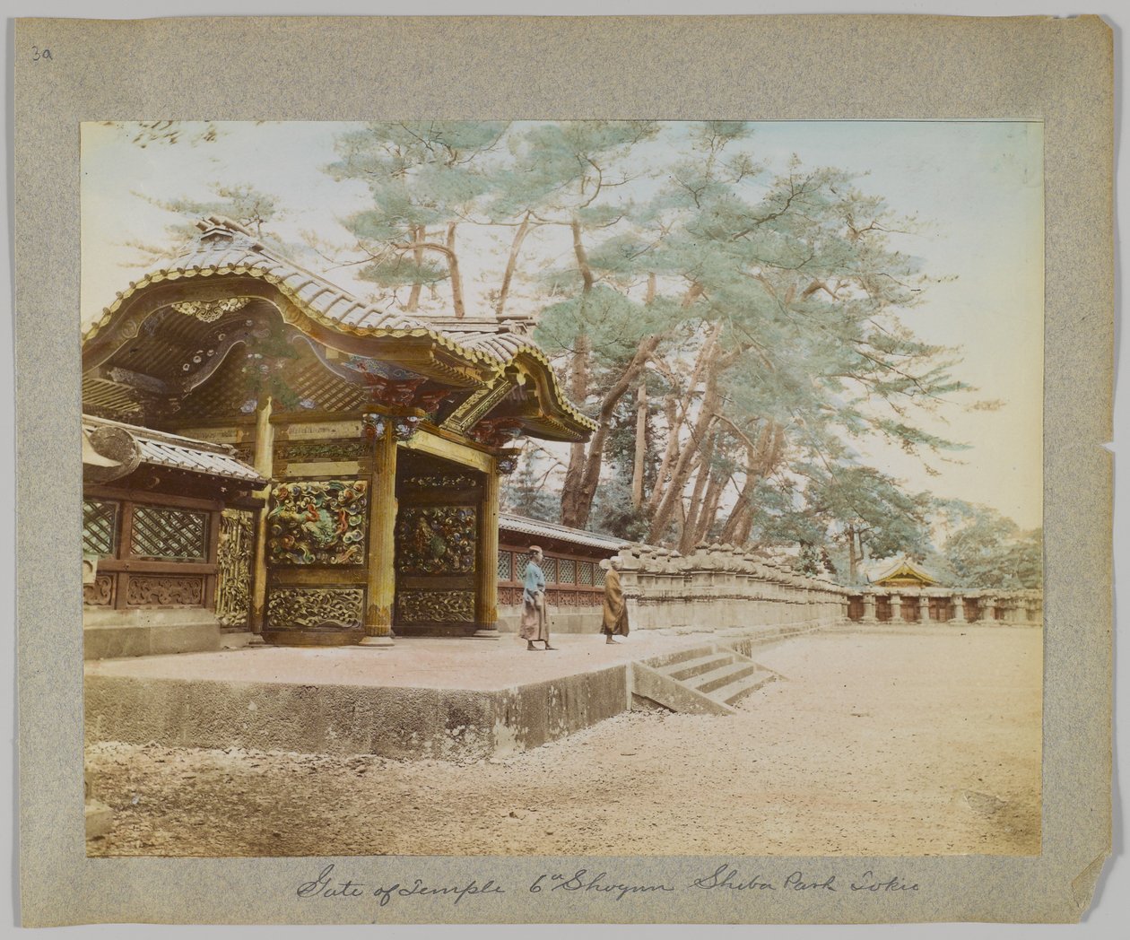 Tor des Tempels des 6. Shogun, Shiba Park, Tokio, Japan (handkoloriertes s/w-Foto) von Japanese Photographer