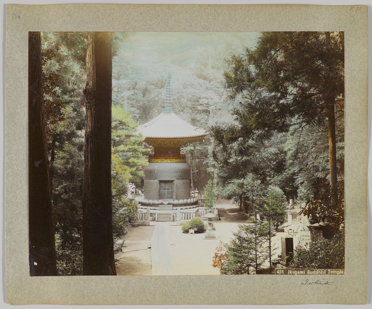 Ikegami-Buddhistentempel, Tokio, Japan (handkoloriertes s/w Foto) von Japanese Photographer