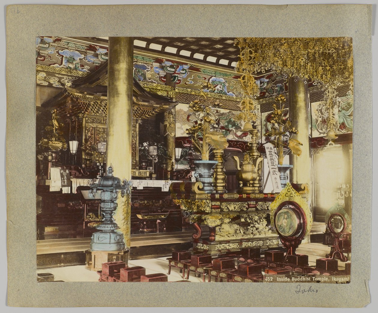 In einem buddhistischen Tempel, Ikegami, Tokio, Japan von Japanese Photographer