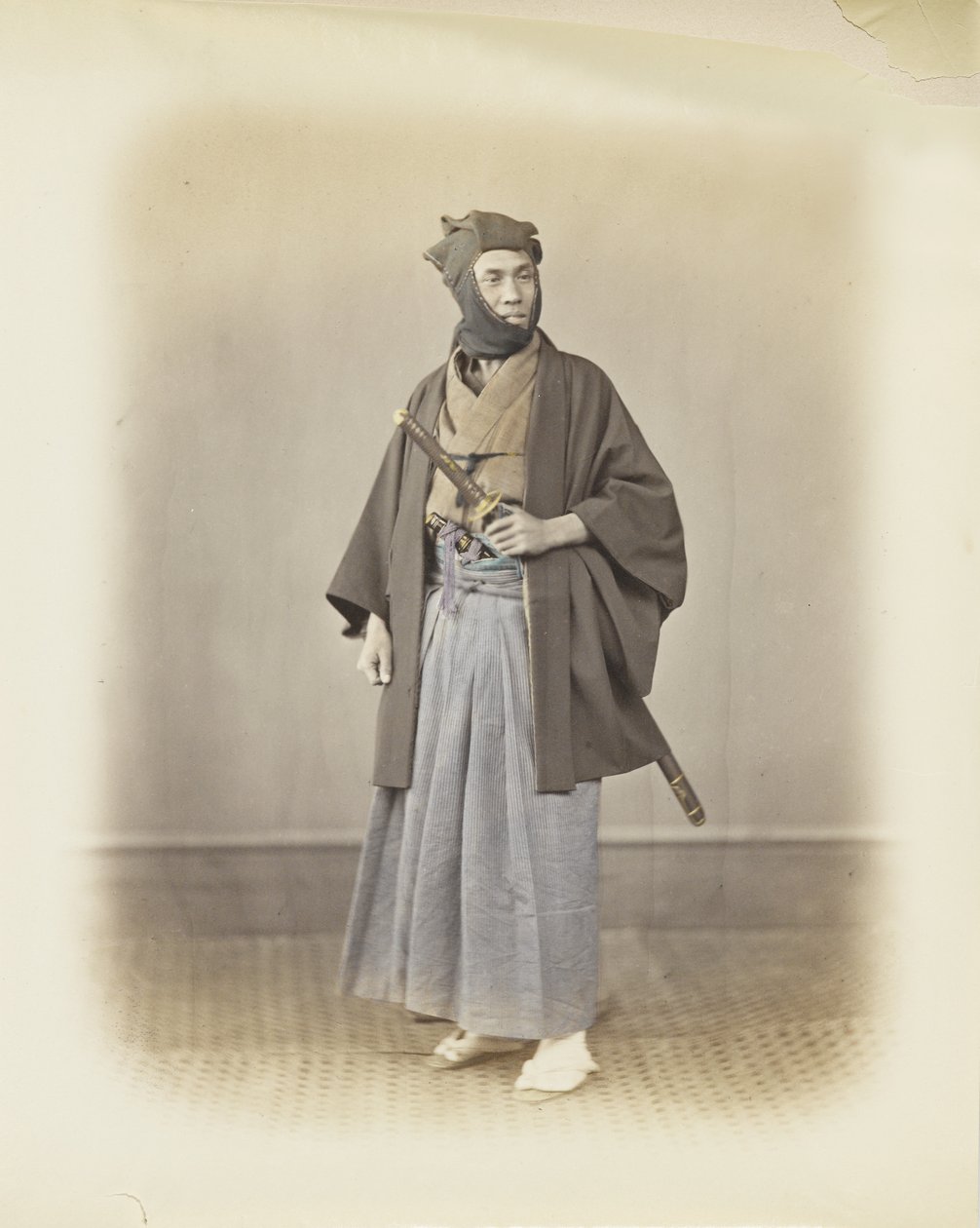 Japanischer Mann in traditioneller Kleidung von Japanese Photographer
