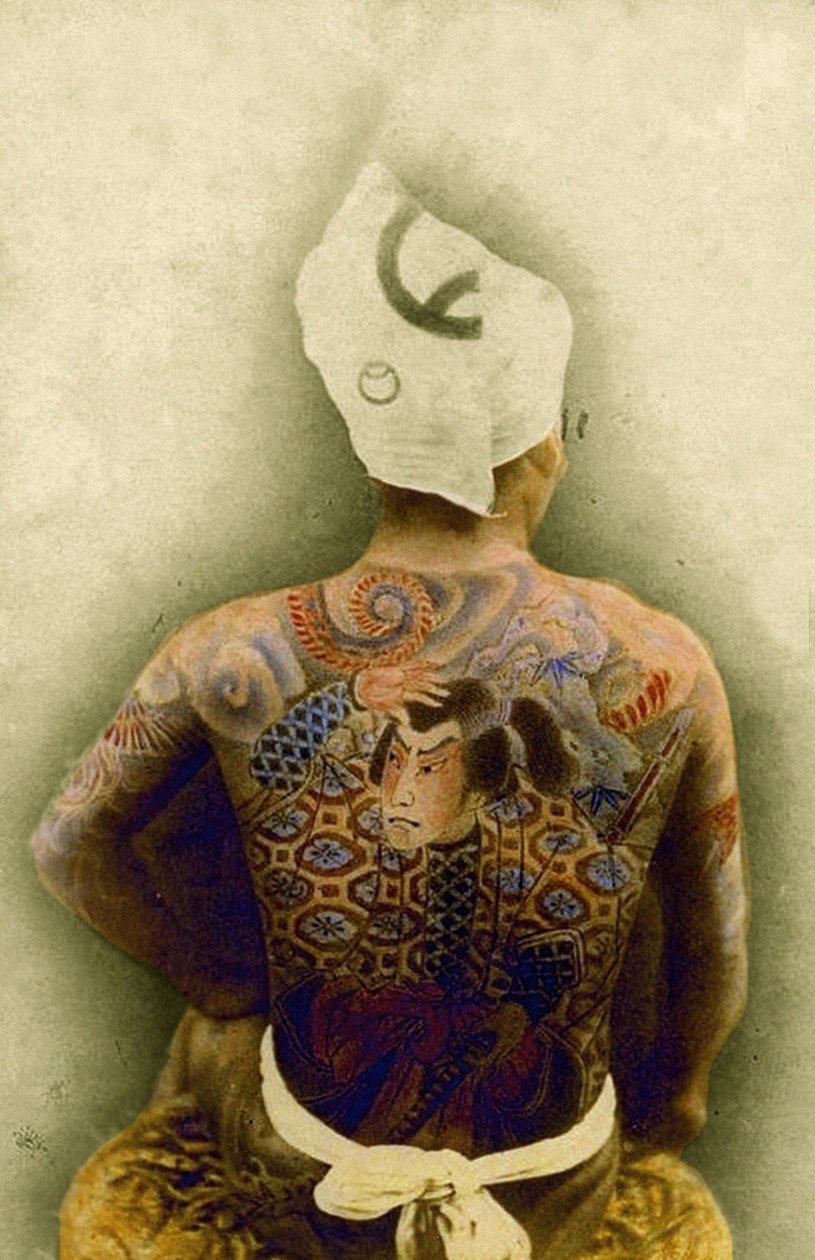 Mann mit traditionellem japanischen Irezumi-Tattoo, um 1880 von Japanese Photographer