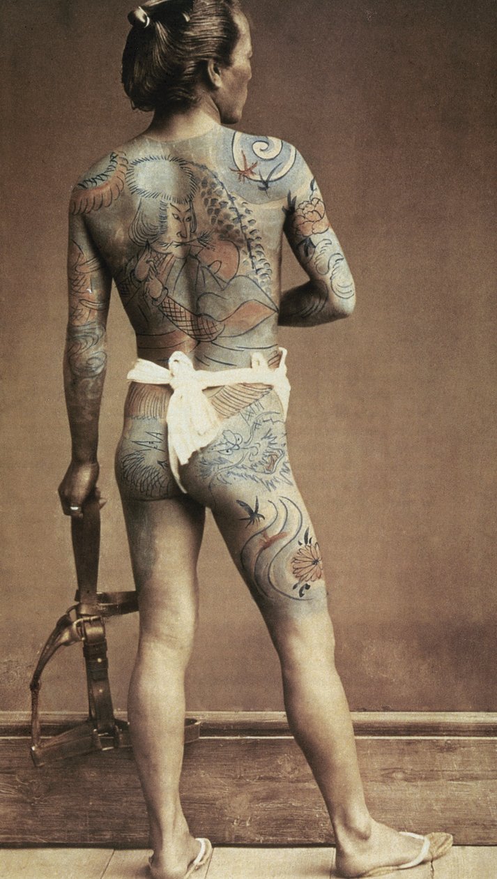 Mann mit spezifisch japanischer Tätowierung. Albumin-Foto, handkoloriert. Um 1880 von Japanese Photographer