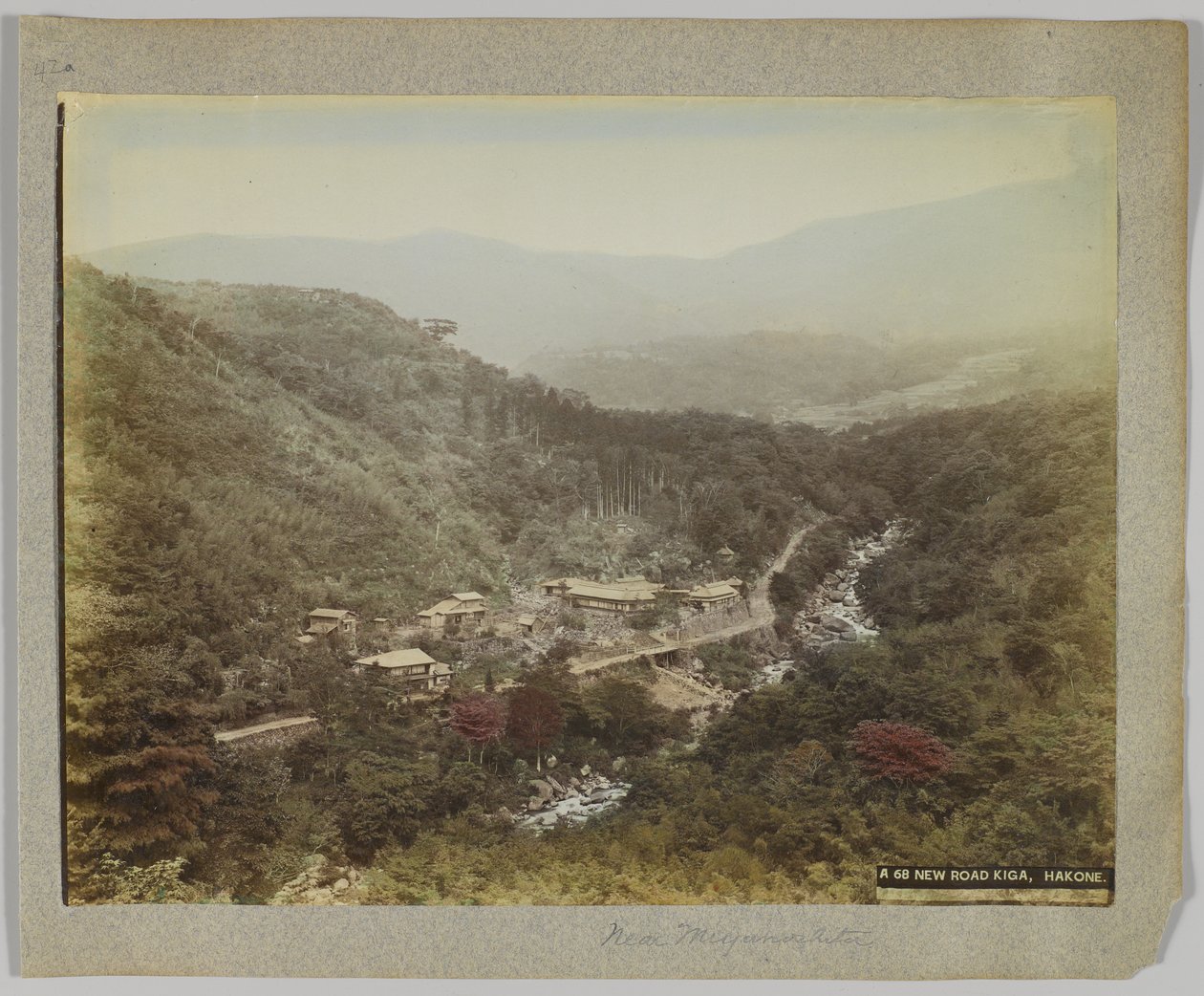 Neue Straße, Kiga, in der Nähe von Miyanoshita, Präfektur Kanagawa, Japan (handkoloriertes s/w Foto) von Japanese Photographer