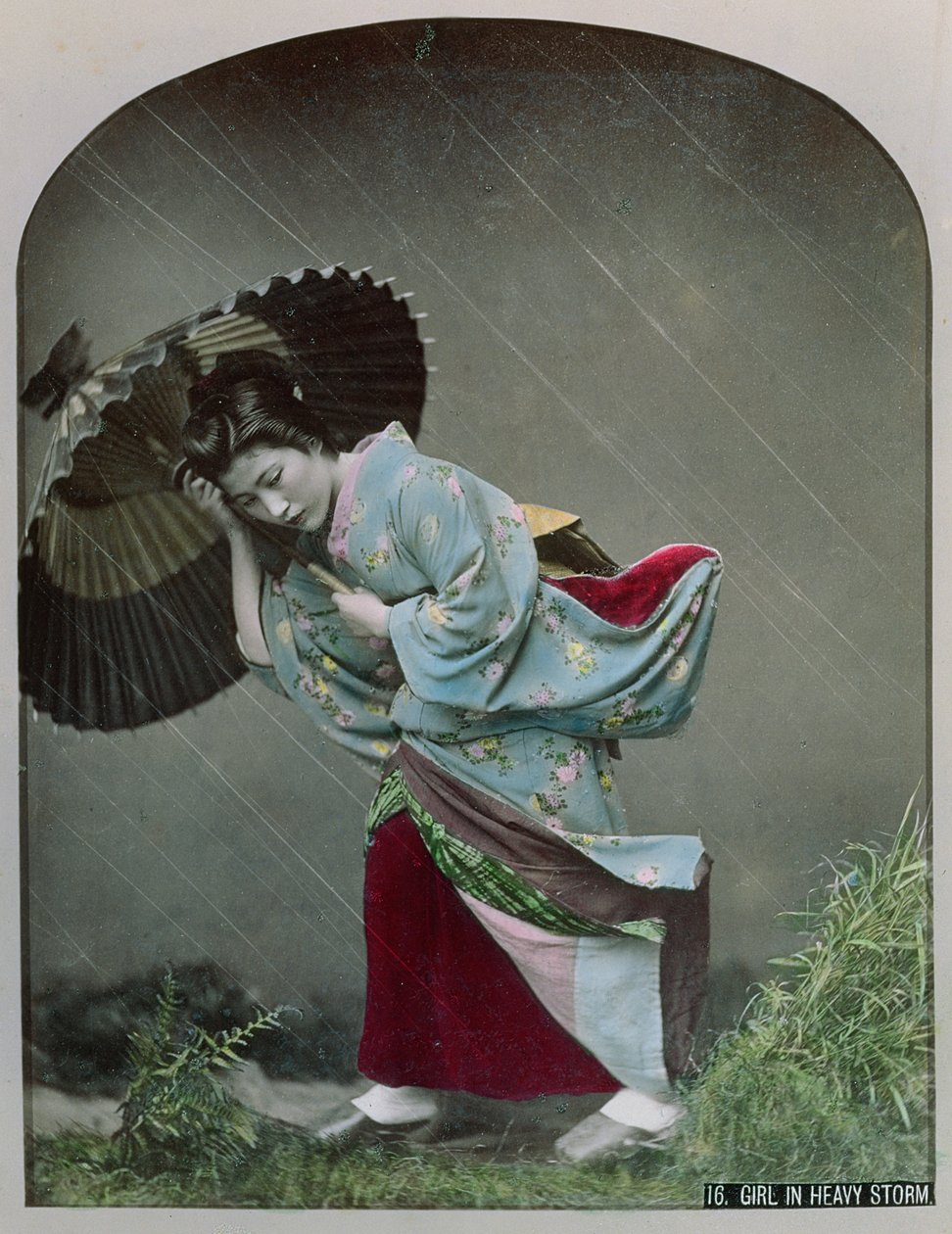 Junge japanische Mädchen im Regen, ca. 1900 von Japanese Photographer