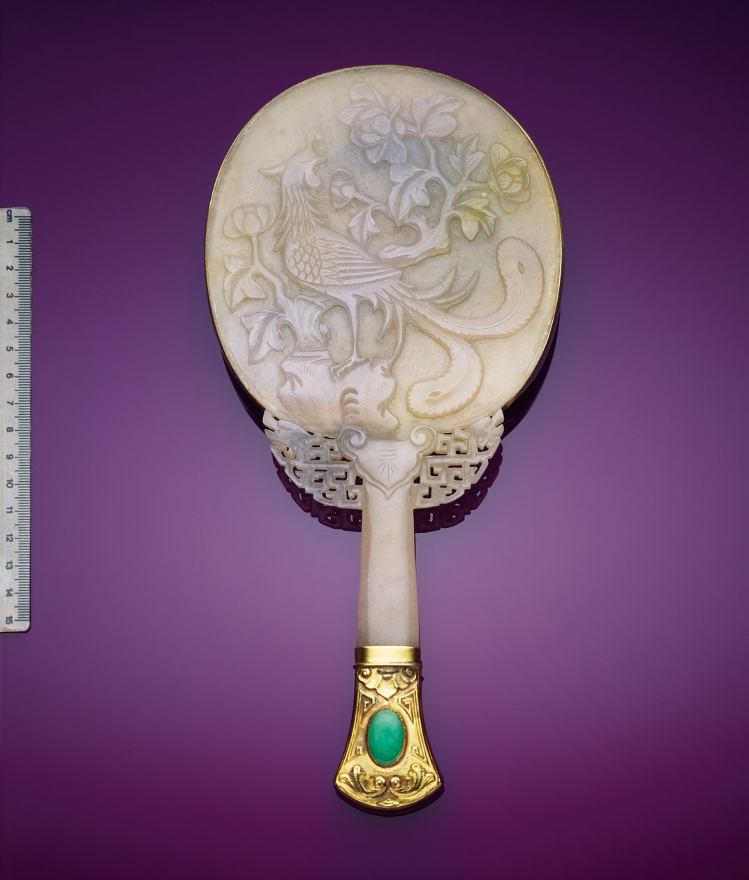 Ein weißer Jadeit- und vergoldeter Silber-Spiegel mit einem Flachrelief eines Phönix und einer Pfingstrose von Japanese School