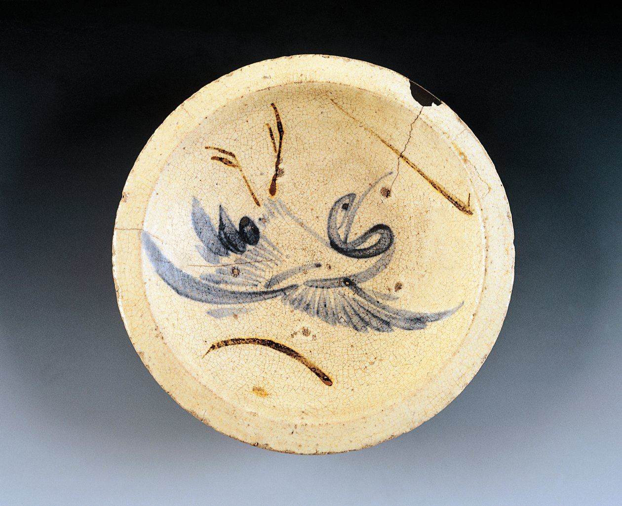Emaille-Steinzeugplatte, verwendet von Nishin-zara-Verkäufern (geschmorte Heringe), dekoriert mit Kranichfiguren, die zwischen Weidenzweigen tanzen von Japanese School