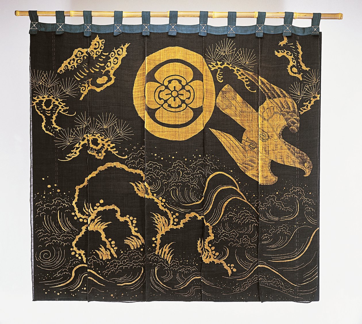 Falke im Flug, Kiefer und Wellen, Familienwappen, Papaya stilisiert, Detail von Noren-Türvorhang, Hanf, mit Reismehl und Indigo gefärbt von Japanese School