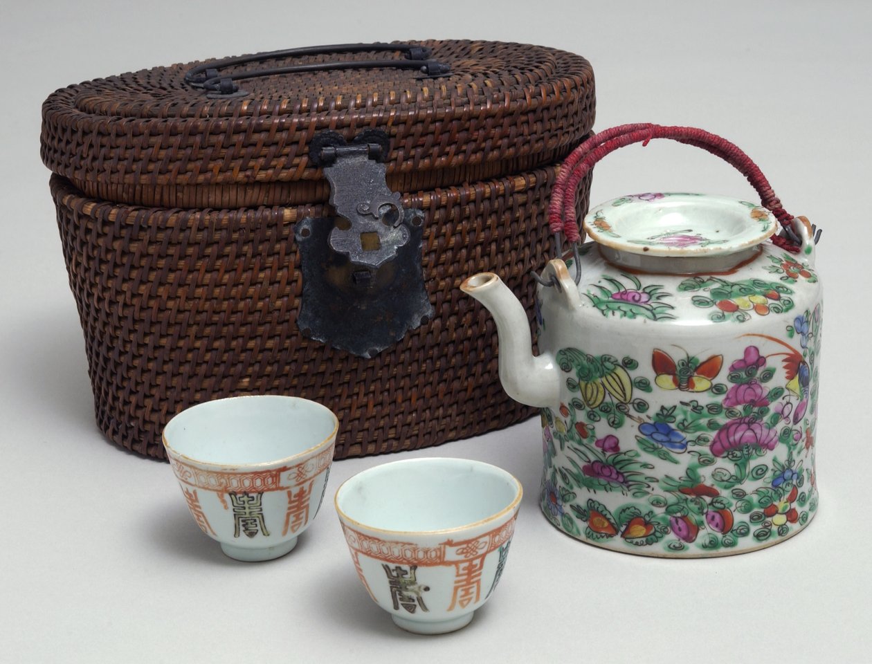 Japanisches Teeset mit Weidenkorb, ca. 1850 von Japanese School