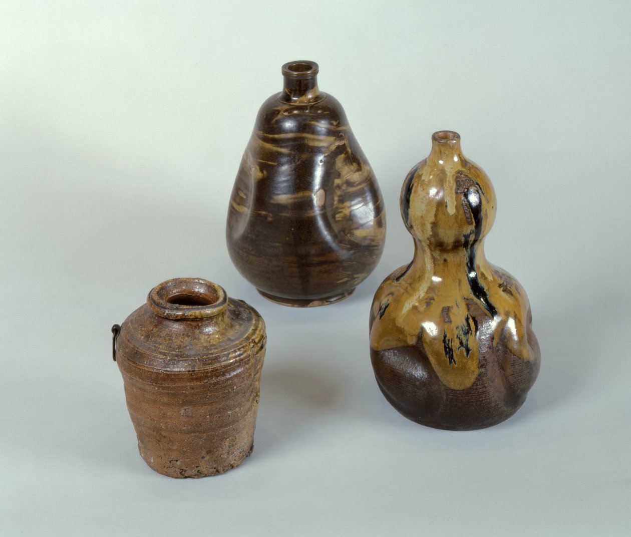 Krug, Sake-Flasche und Keramik-Kürbis von Japanese School