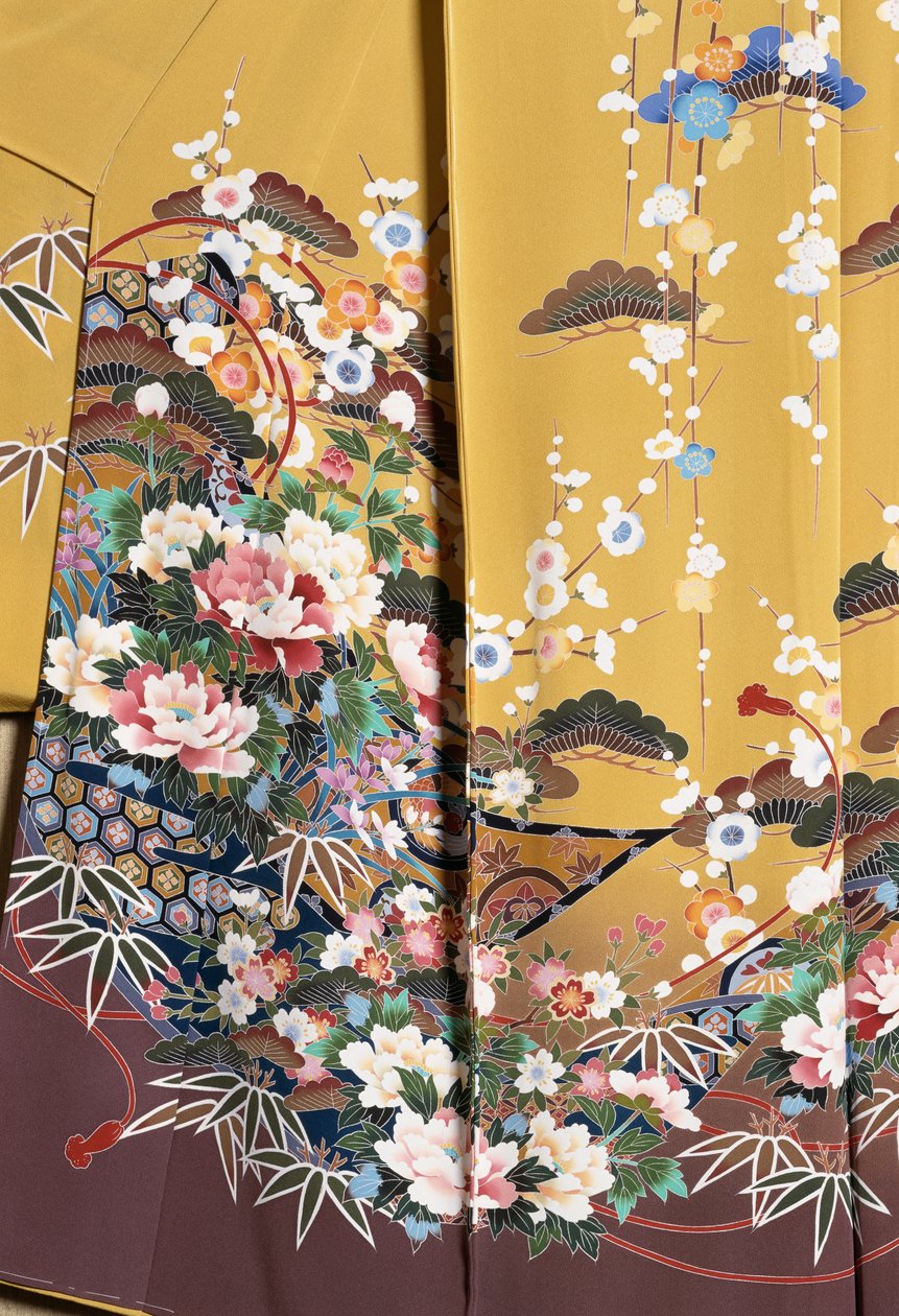 Kimono Furisode (weite Ärmel), getragen von jungen unverheirateten Frauen bei eleganten Anlässen und Maiko (Geisha-Schülerin), glatte Seide, Blumenmotive, schwebende Bänder, Kaga-Yuzen-Färbung, Tokamachi-Webereien, japanische Zivilisation, 20. Jahrhundert von Japanese School