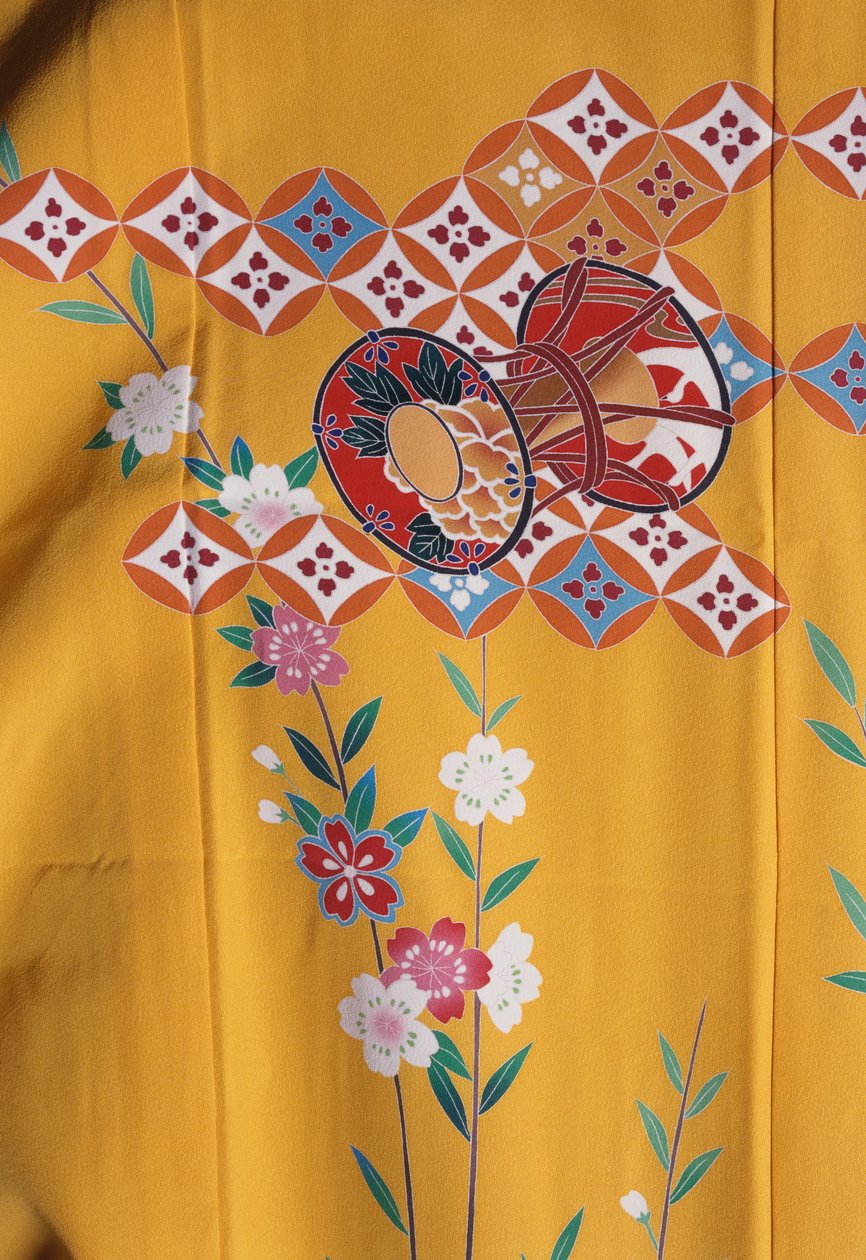 Kimono-Mädchen (7 Jahre) ähnlich dem von erwachsenen Frauen für das Fest Shichi-Go-San beim Besuch des Shinto-Schreins mit ihrer Familie, Seide, Blumenmotive, Kirschblüten, Taiko-Trommel, Detail, Tokamachi-Textilien, japanische Zivilisation, 20. Jahrhunder von Japanese School