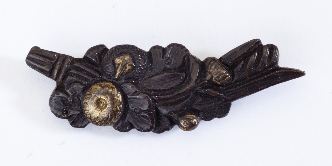 Menuki, oder Griffverzierung, in Form eines Blumenarrangements (Kupfer-Gold-Legierung mit Vergoldung) von Japanese School