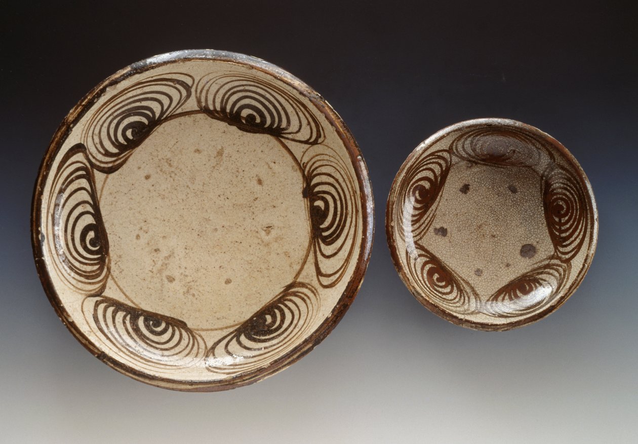Platten dekoriert mit Umanomezara (Kreise mit Pferdeaugenmuster), späte 18. Jahrhundert-frühes 19. Jahrhundert, Emaille-Steinzeug, hergestellt in Seto, Durchmesser 21,5 cm und 34,5 cm, japanische Zivilisation, Edo-Periode von Japanese School