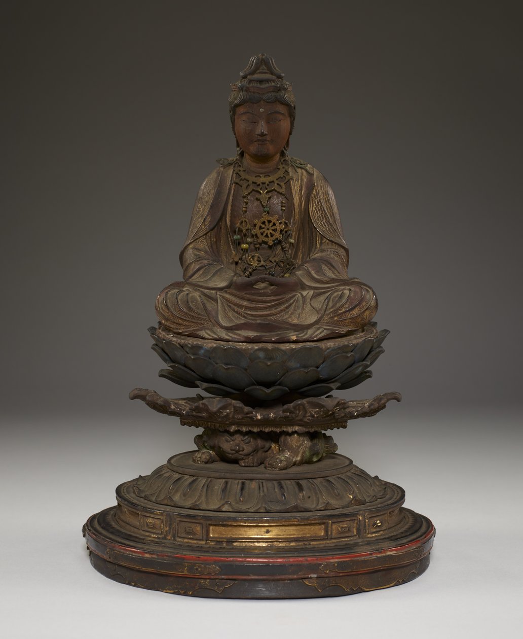 Sitzender Miroku Bosatsu (polychromiertes Holz mit Kristall, Metall und Blattgold) von Japanese School