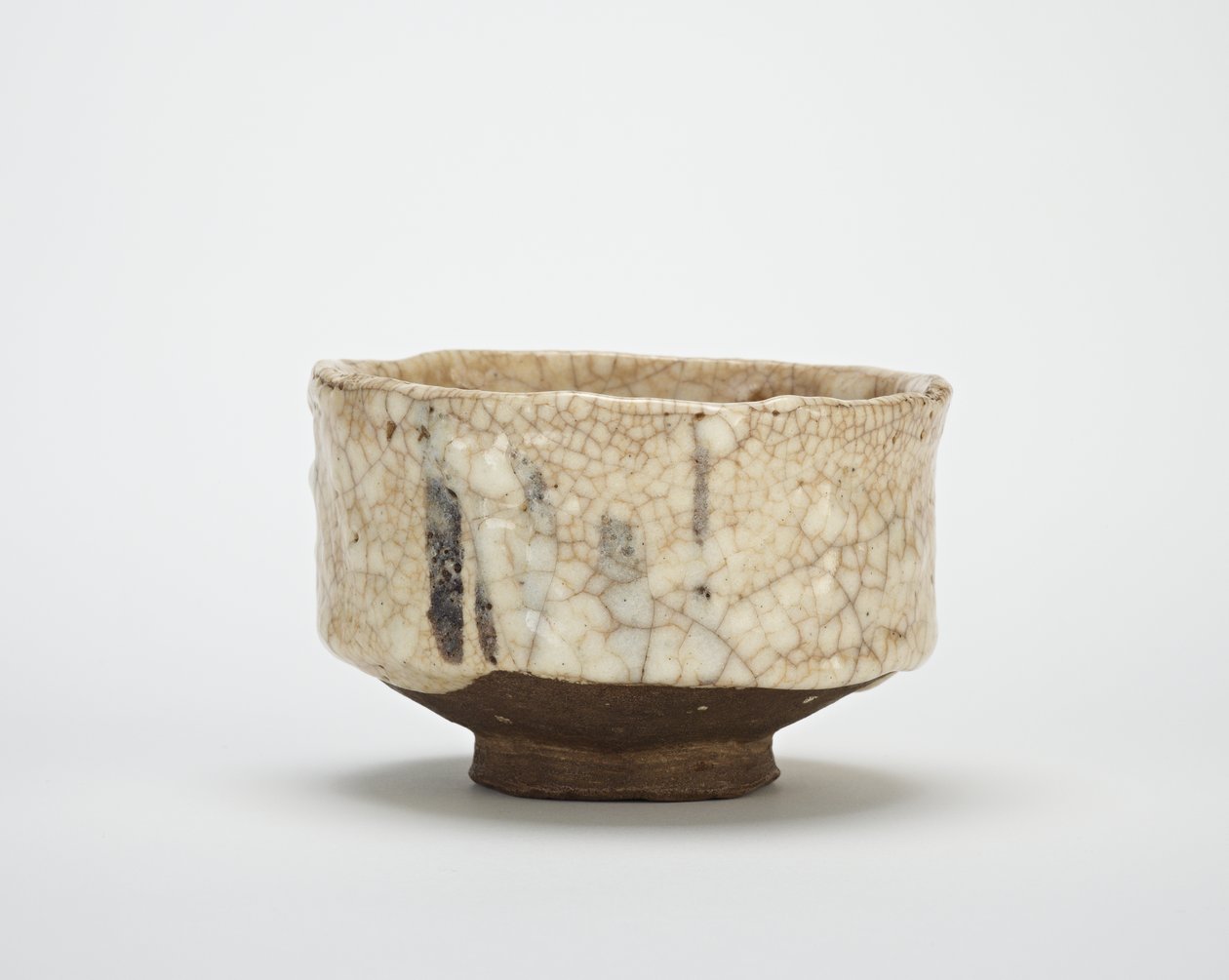 Seto-Keramik Teeschale im Dekorierten Shino-Stil von Japanese School