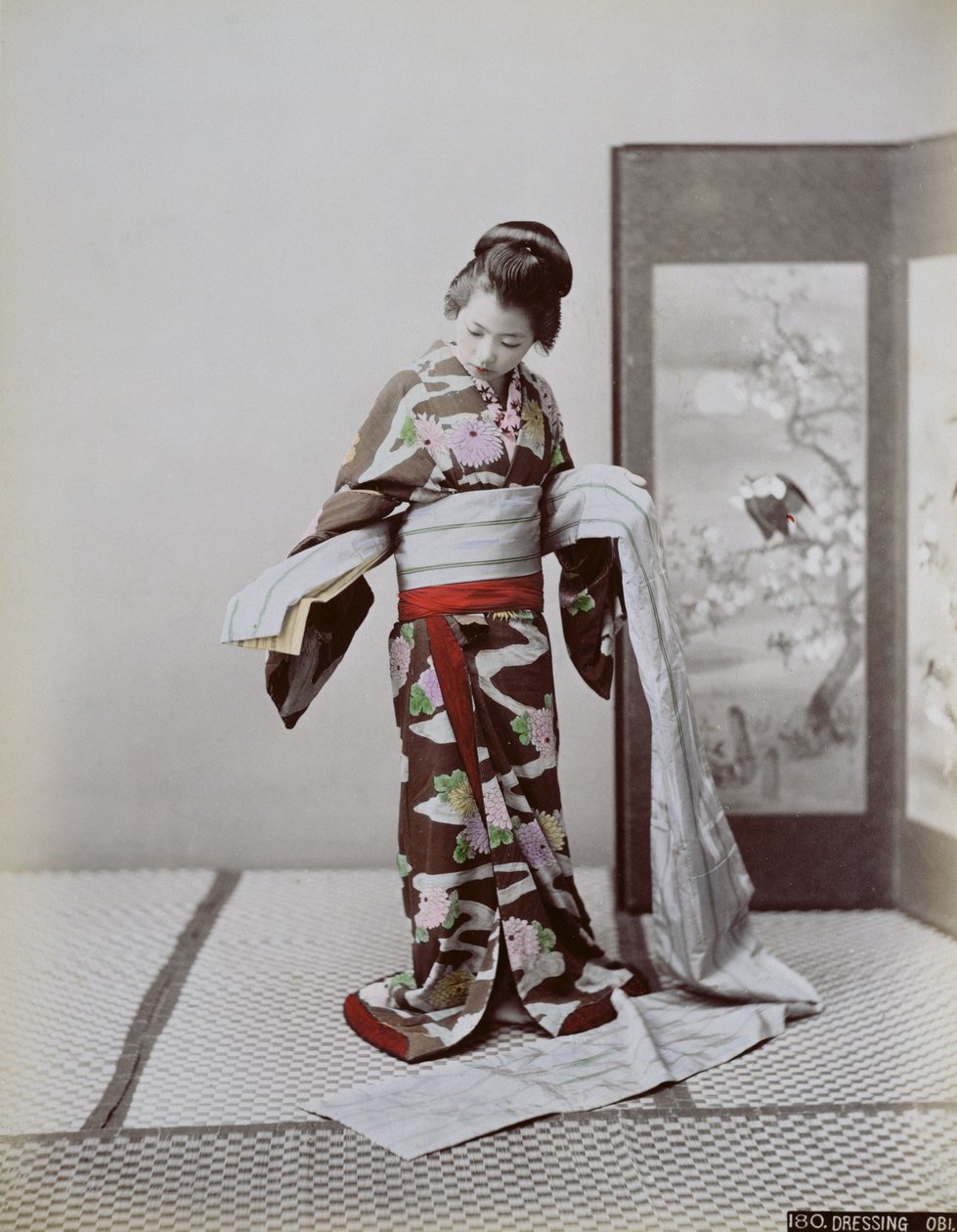 Junge japanische Mädchen beim Ankleiden, spätes 19. Jahrhundert von Japanese School