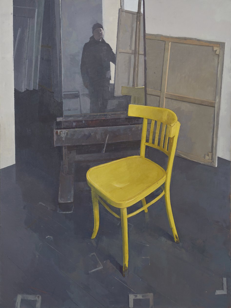 Atelierinterieur mit gelbem Stuhl, 2023 von Jason Line
