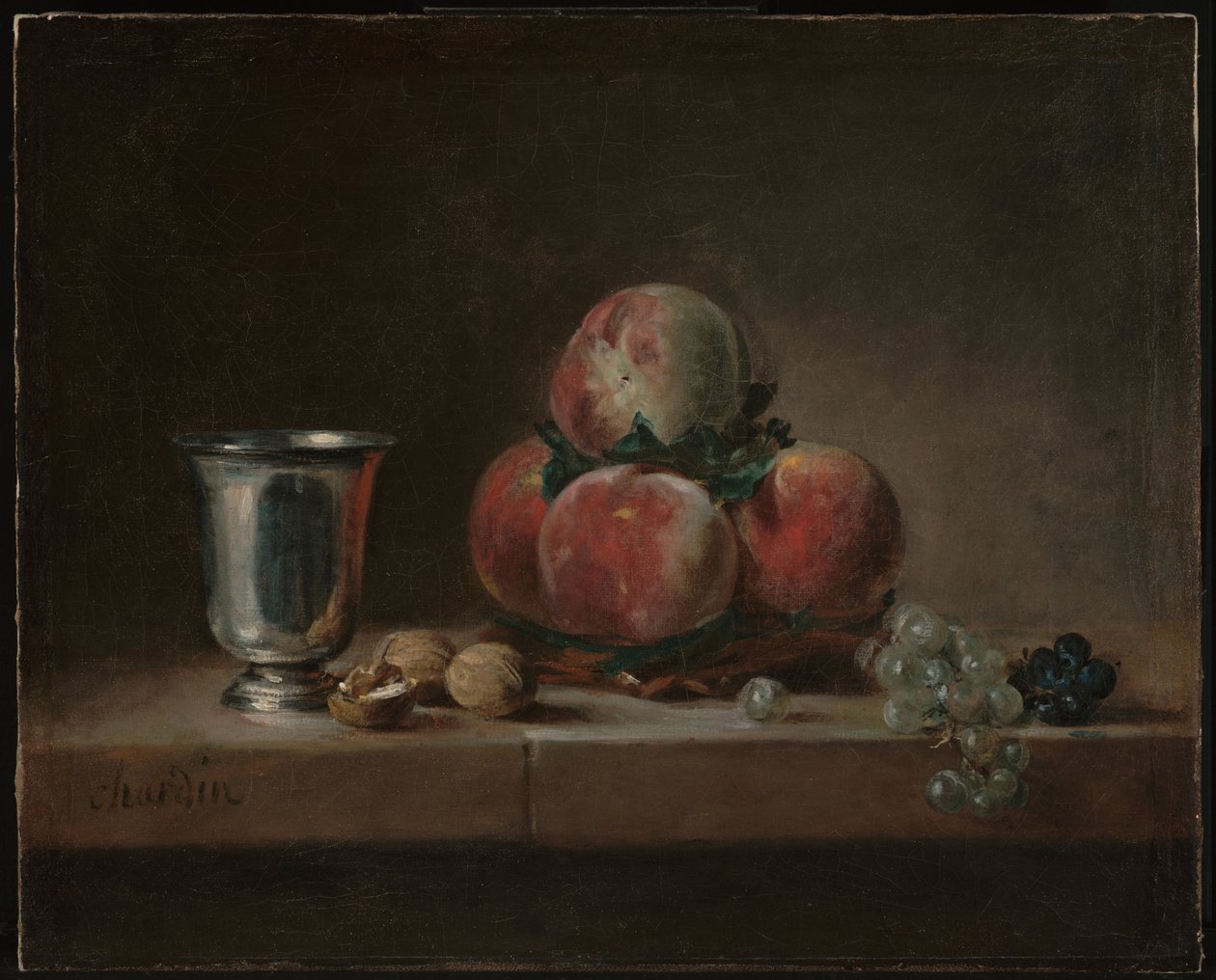 Stillleben mit Pfirsichen, einem Silberkelch, Trauben und Walnüssen von Jean Baptiste Simeon Chardin