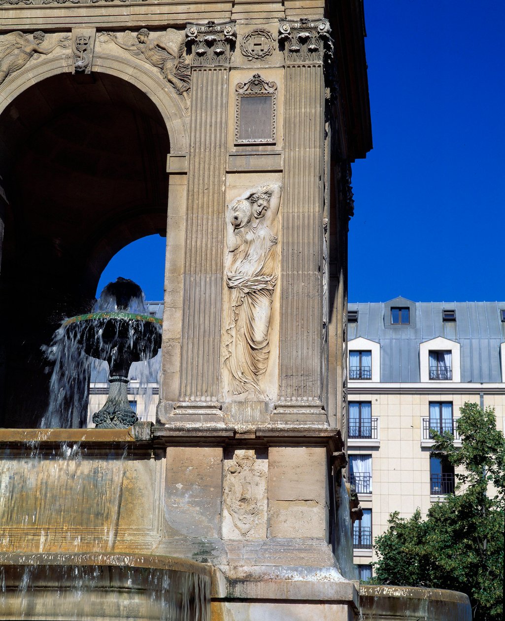 Architektur: Detail des Brunnens der Unschuldigen, der die Nymphen darstellt. Entworfen von den Architekten Jean Goujon, Augustin Pajou und Pierre Lescot. 1546-1549. Place Joachim du Bellay, Paris von Jean and Lescot Pierre Goujon