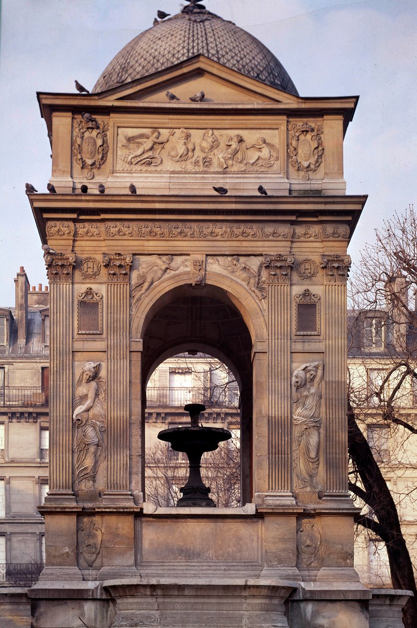 Architektur: Blick auf den Brunnen der Unschuldigen. Entworfen von den Architekten Jean Goujon, Augustin Pajou und Pierre Lescot. 1546-1549. Place Joachim du Bellay, Paris. von Jean and Lescot Pierre Goujon