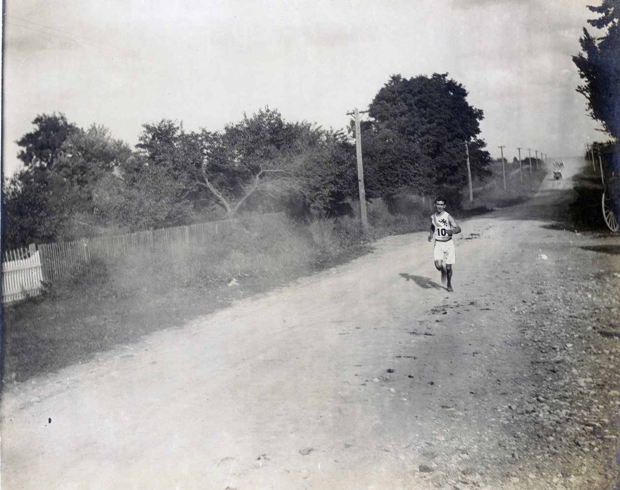 Sam Mellor vom Mohawk Athletic Club läuft allein auf der Schotterstraße im Marathonrennen bei den Olympischen Spielen 1904 von Jessie Tarbox Beals