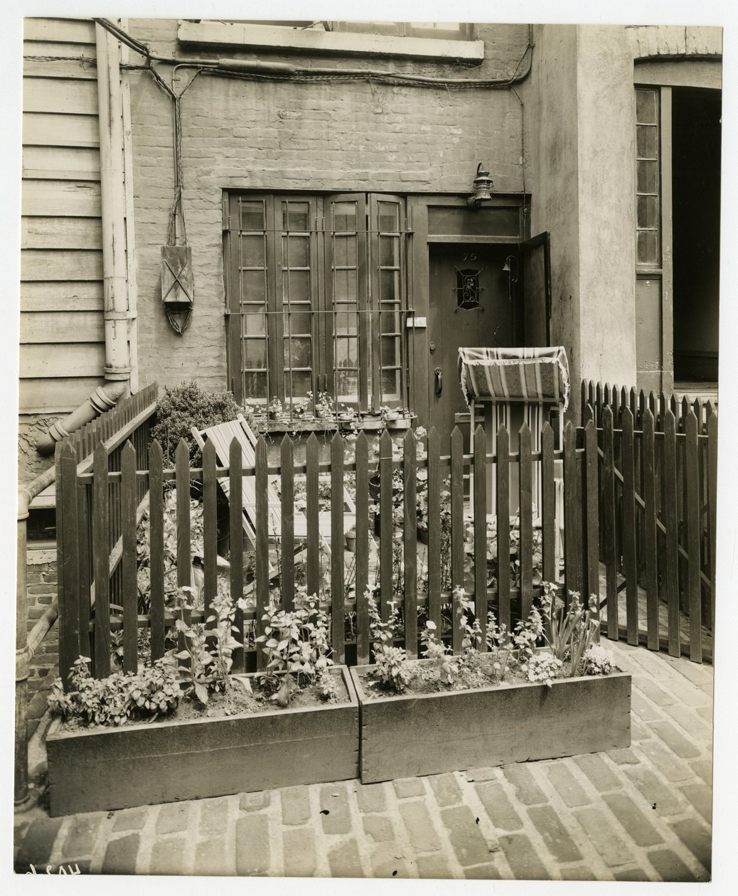 75 Bedford St "engstes Haus", Greenwich Village, New York, USA von Jessie Tarbox Beals