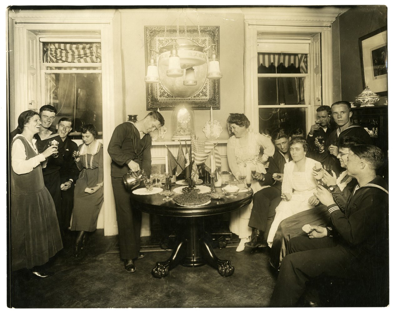 Alice Foote MacDougal unterhält eine Gruppe von Seeleuten in ihrer kleinen Wohnung im Alten Krieg, Greenwich Village, New York, USA von Jessie Tarbox Beals