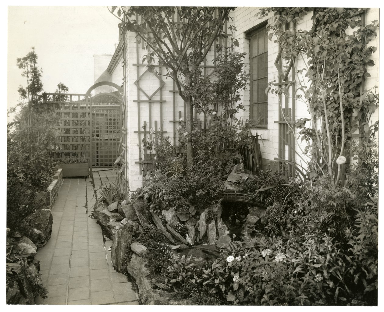 Garten von Mrs Regina Jais, ca. 1936-37 von Jessie Tarbox Beals