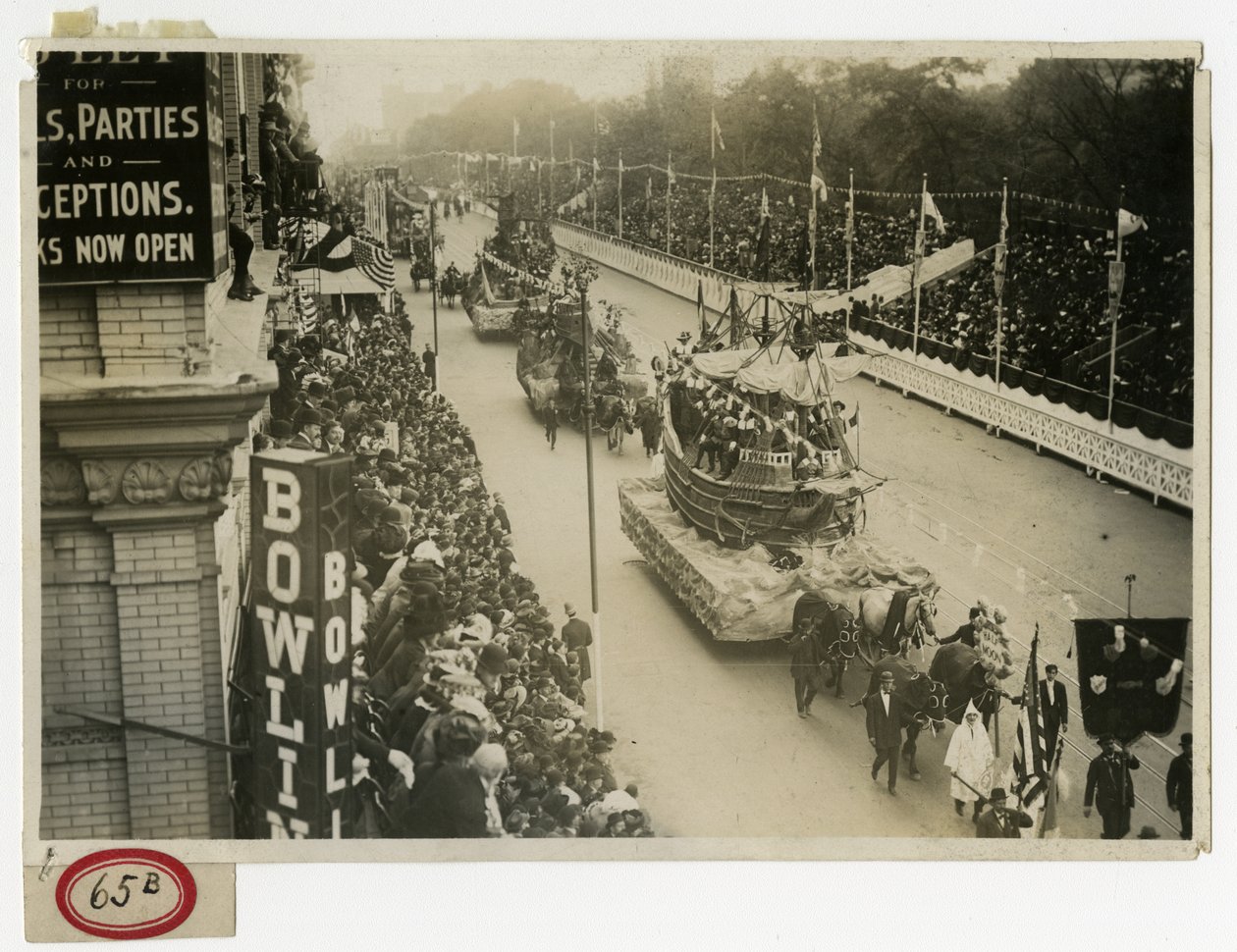 Historische Parade, Central Park West Half Moon Float Nr. 12 von Jessie Tarbox Beals
