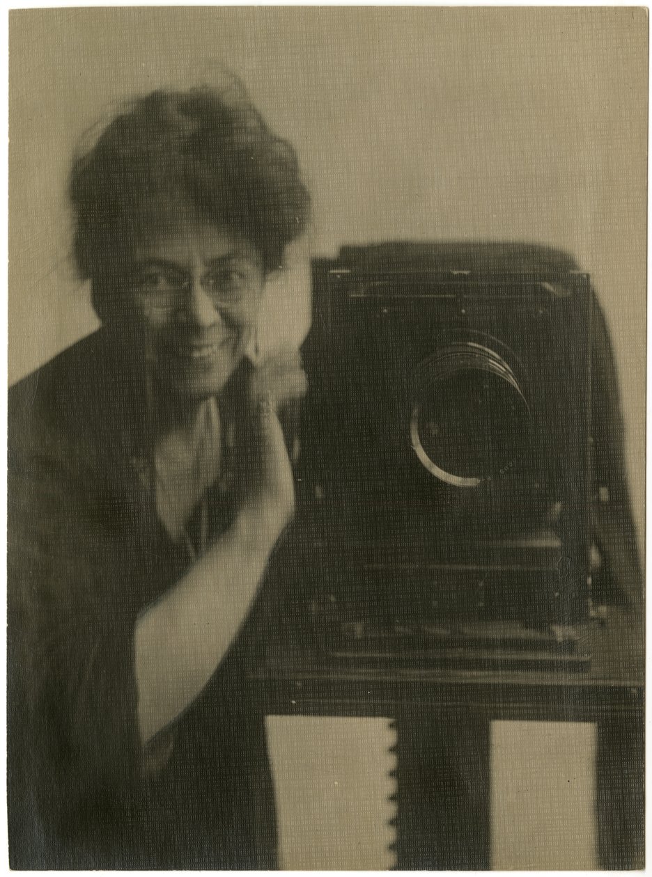 Jessie Tarbox Beals, Selbstporträt mit Kamera, ca. 1918-20 von Jessie Tarbox Beals