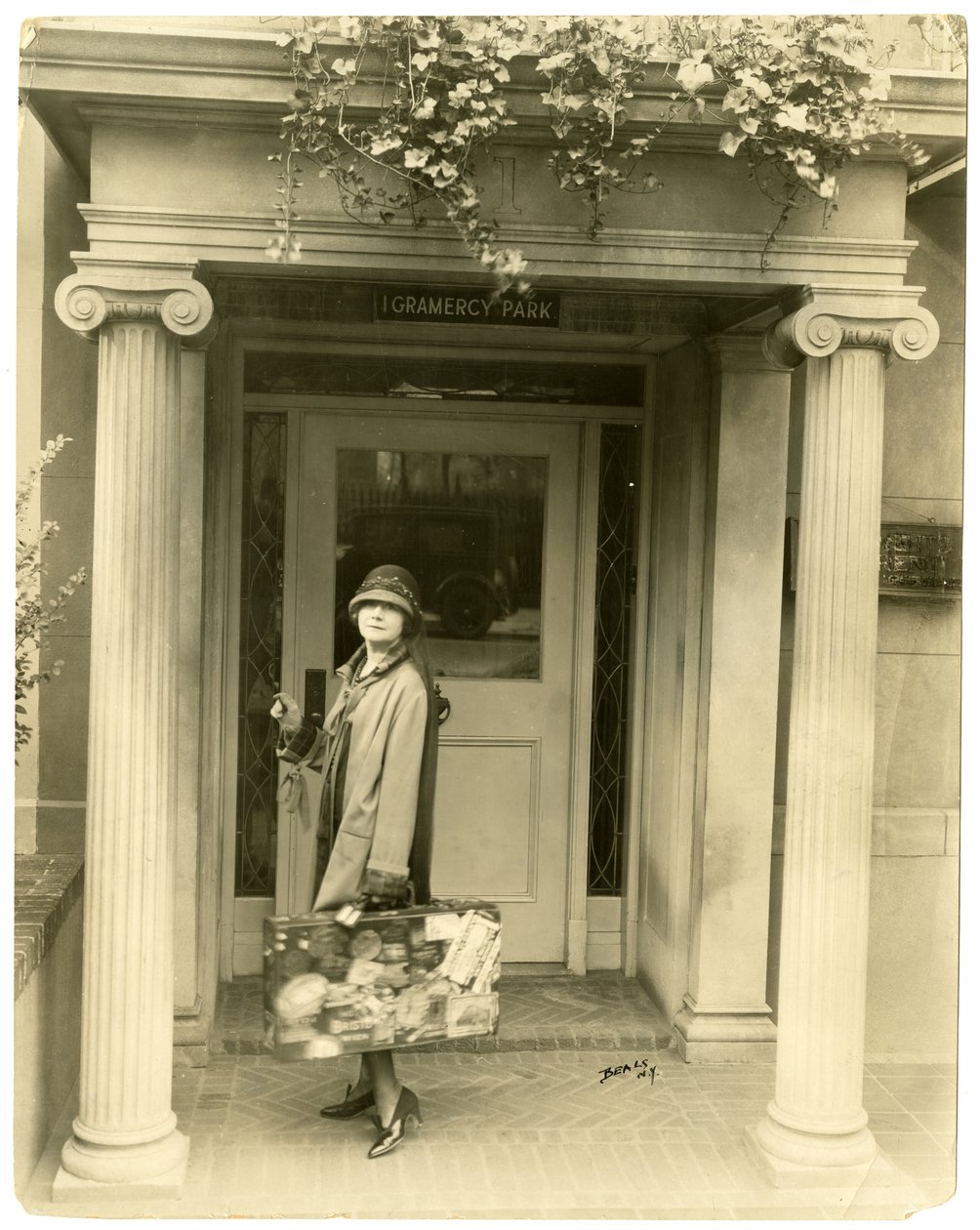 Mabel Herbert Urner, Autorin von Helen & Warren bereit für die Reise nach Europa, ca. 1905-40 von Jessie Tarbox Beals