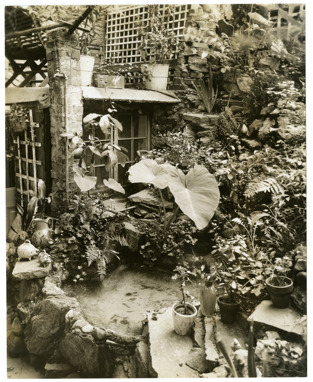 Pool zeigt Terrasse, Heim von George und Mary Stonehill, Greenwich Village, New York, USA, ca. 1936-37 von Jessie Tarbox Beals