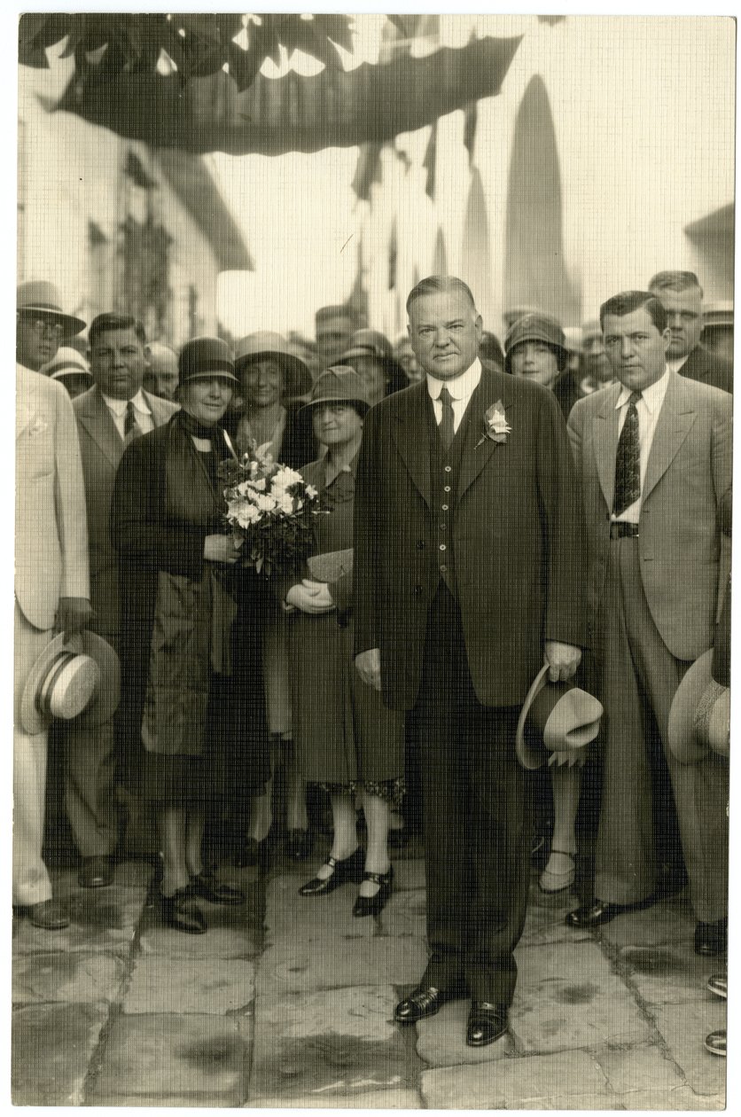 Präsident Hoover - Mrs. Hoover hält einen Blumenstrauß, um 1928-32 von Jessie Tarbox Beals