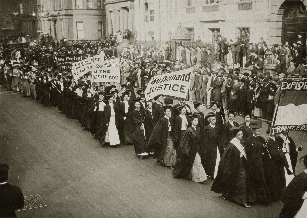 Frauen in akademischer Kleidung bei einer Frauenwahlrechtsparade in New York City, 1910 von Jessie Tarbox Beals