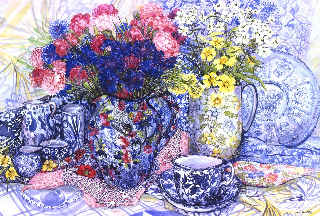 Kornblumen mit antiken Krügen und gemusterten Stoffen, 2012 von Joan Thewsey