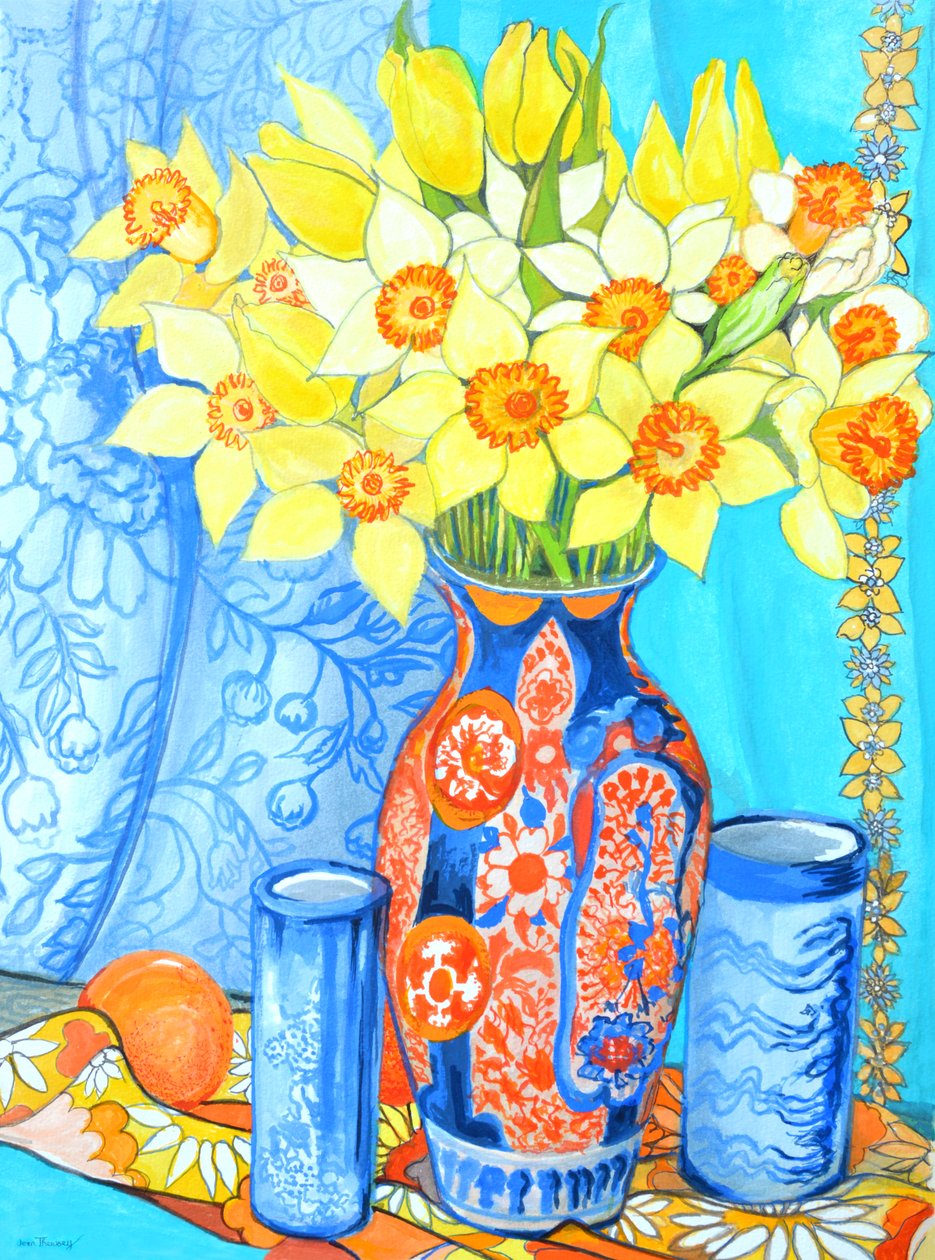 Narzissen und Tulpen in einer Imani-Vase; Orangen und Textilien von Joan Thewsey