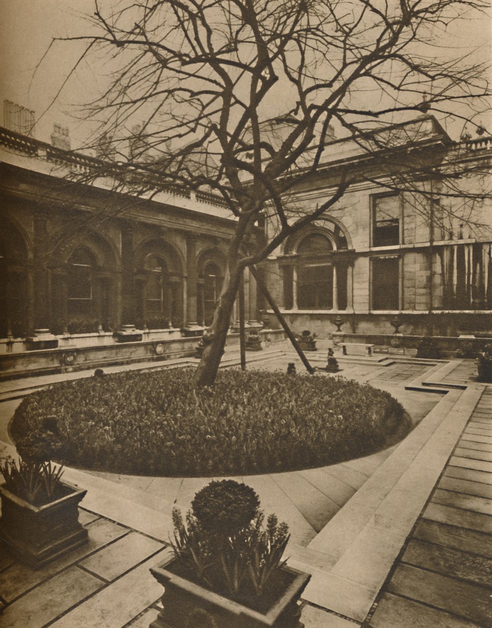 Eine architektonische Inspiration: Der Gartenhof in der Bank of England, um 1935 von Joel