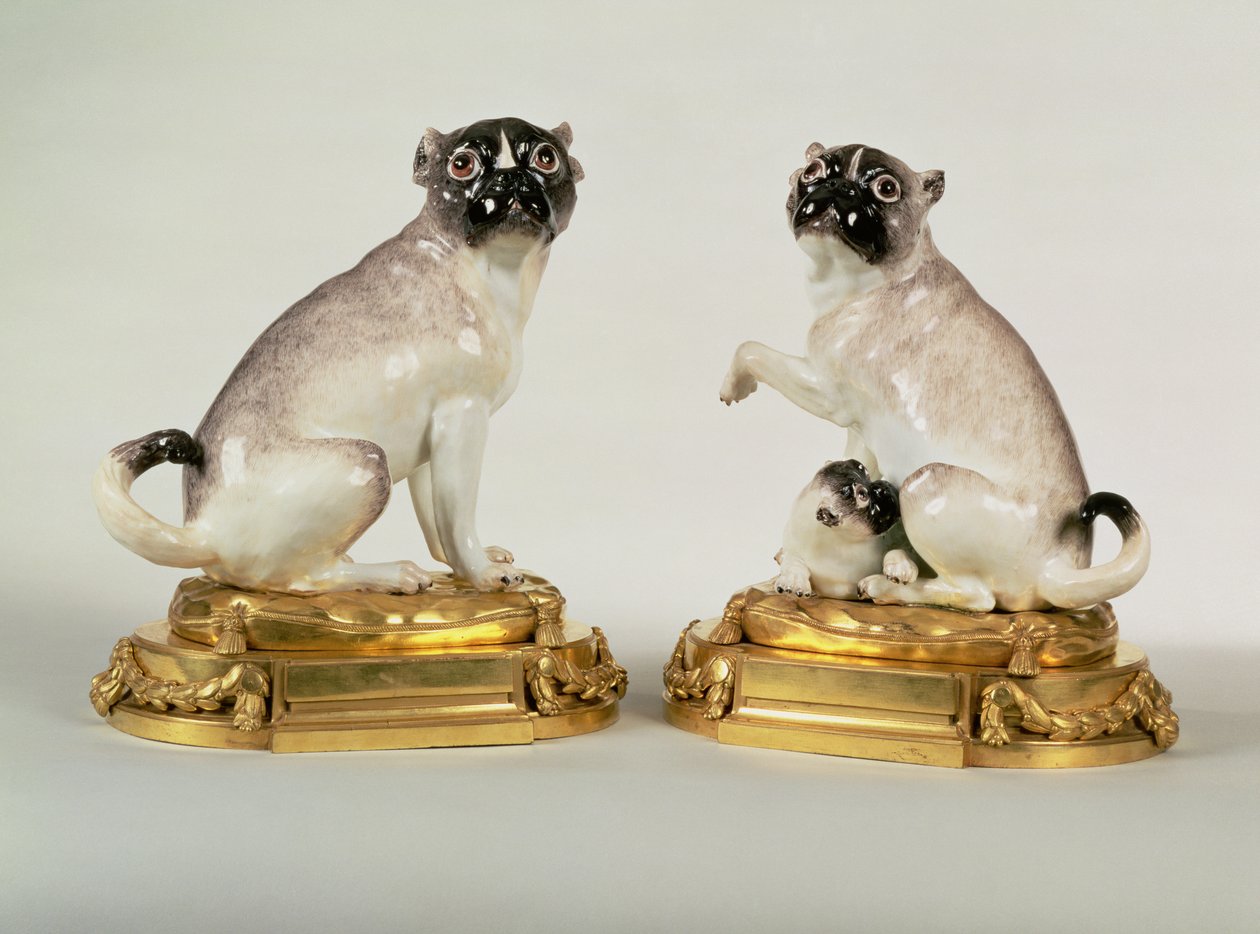 Paar Meissener Porzellanfiguren von Mopsen, montiert in Louis XVI Ormolu, ca. 1750 von Johann Joachim Kaendler