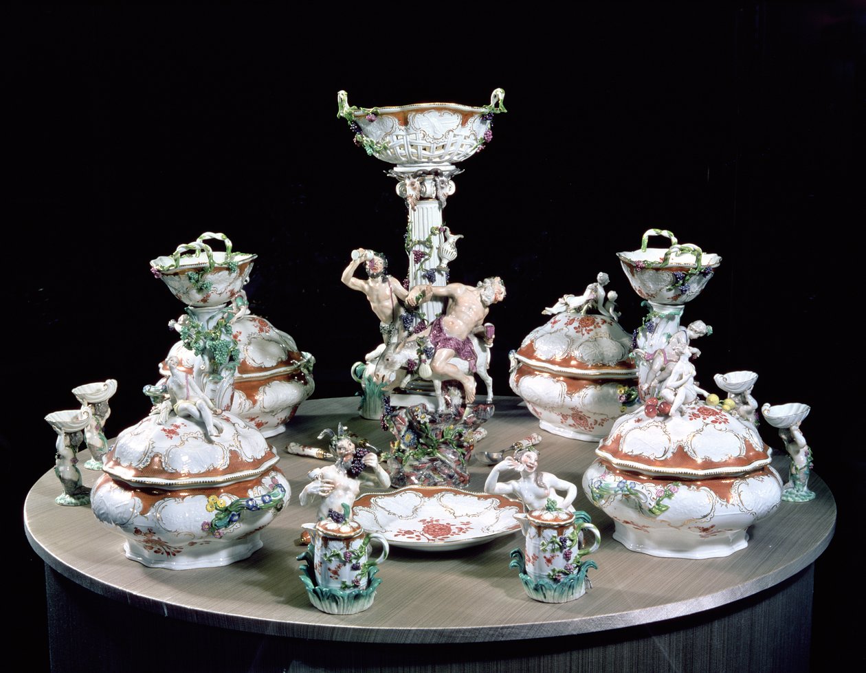 Teil eines Meissener Tafelservices, bestellt von Friedrich dem Großen für General von Mollendorf, dekoriert mit Figuren von Satyrn und Silenus und einem Esel, 1761 von Johann Joachim Kaendler
